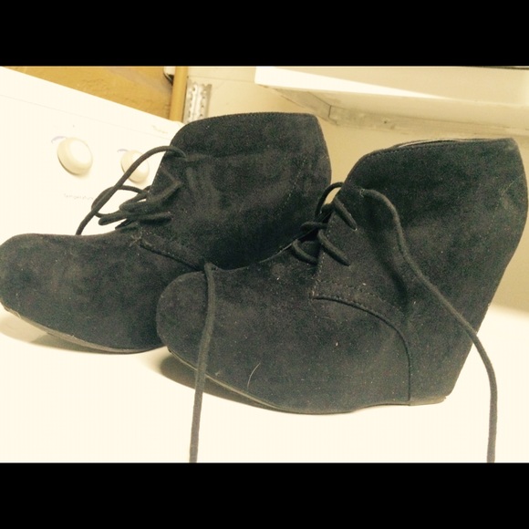 🍀Black lacy wedges 🍀