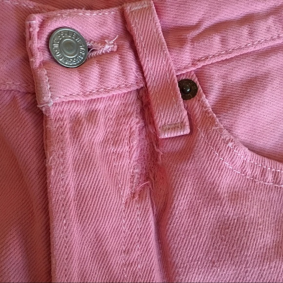 Vintage 90s pink high waisted Levi's denim shorts - Picture 3 of 4