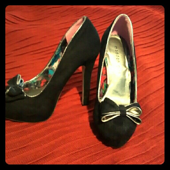 NWOT Black suede with silver/gold piping and bow - Picture 1 of 4