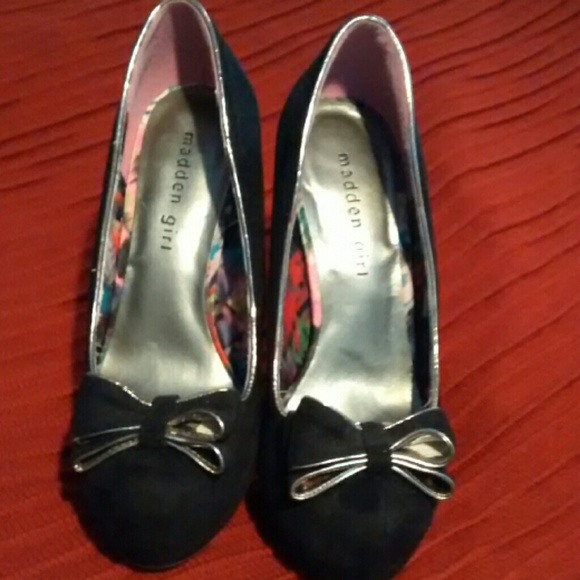 NWOT Black suede with silver/gold piping and bow - Picture 2 of 4