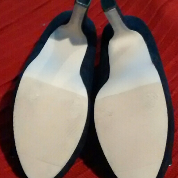 NWOT Black suede with silver/gold piping and bow - Picture 3 of 4