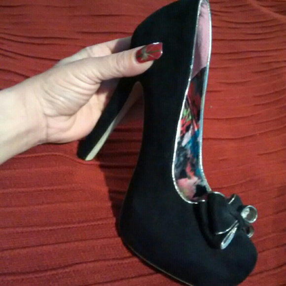 NWOT Black suede with silver/gold piping and bow - Picture 4 of 4