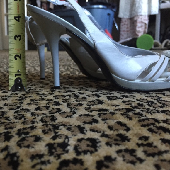Strappy Beaded WHITE BCBG Heels SZ 9 NEW - Picture 2 of 4