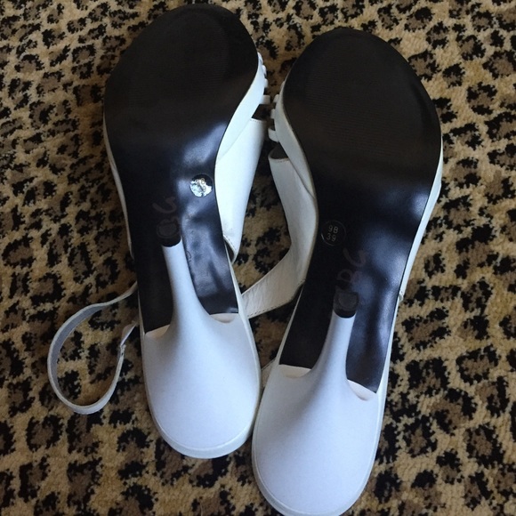 Strappy Beaded WHITE BCBG Heels SZ 9 NEW - Picture 3 of 4