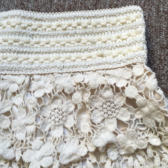 Cream crochet shorts - Picture 2 of 2