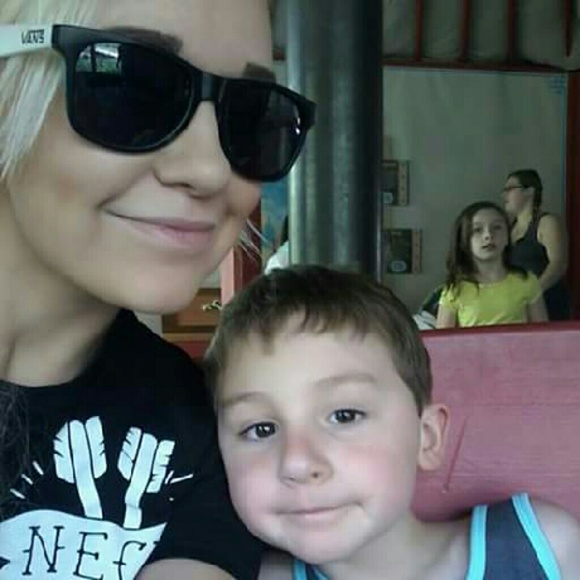 Meet your Posher, Steph - Picture 2 of 2