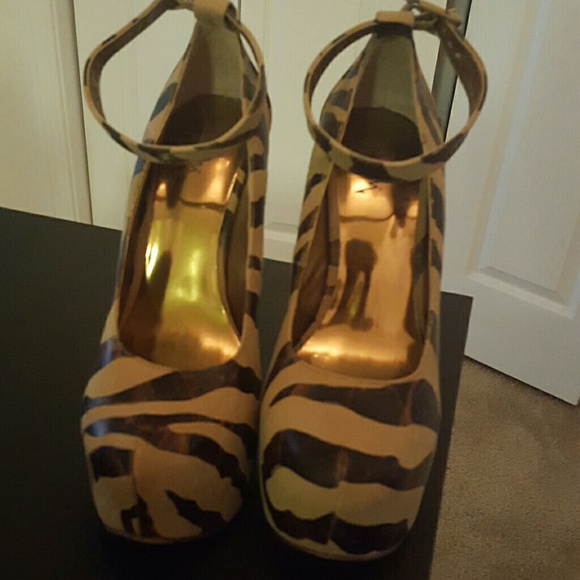 Shoes - Picture 2 of 3