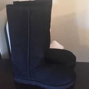 Brand new pair never worn of black short UGGS