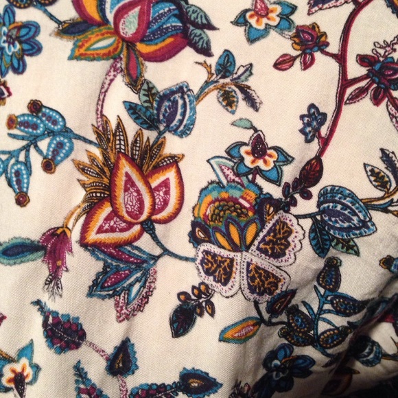 Flowy, long-sleeve top with flower/leaf pattern. - Picture 3 of 4