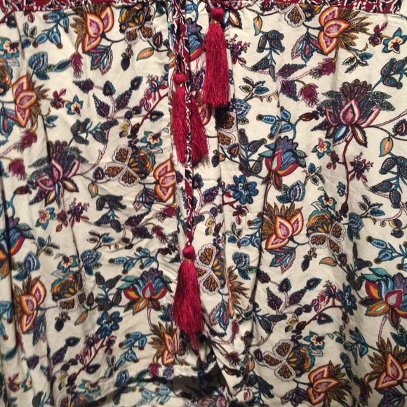 Flowy, long-sleeve top with flower/leaf pattern. - Picture 4 of 4