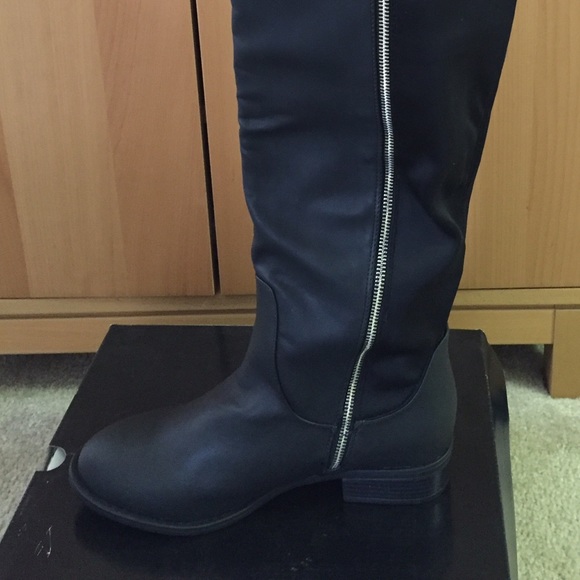 Knee boots