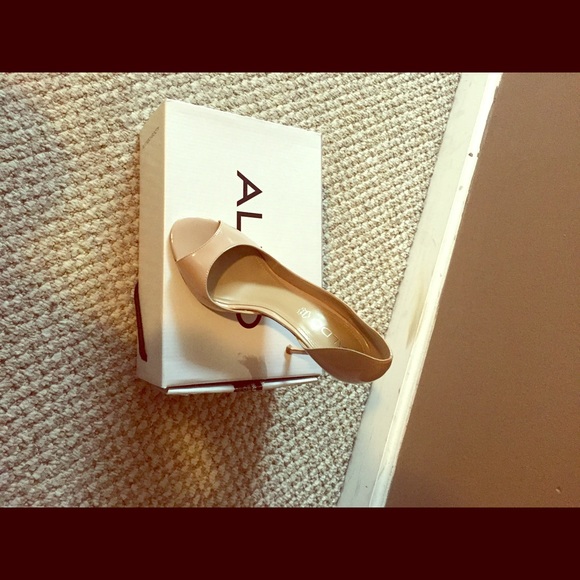 Size 8 peep toe Aldo pump.