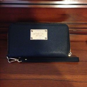 Michael kors wallet wristlet