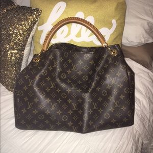 💕reserved💕 Louis Vuitton artsy bag