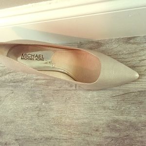 Michael Kors grey pump