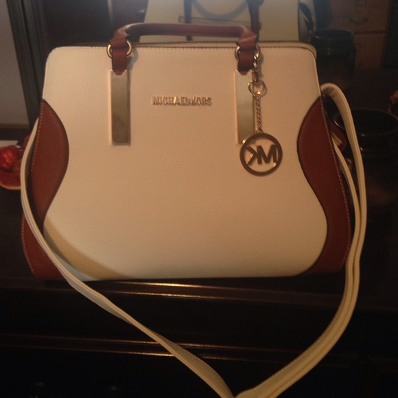 I'm selling a knock off Michael Kors purse.