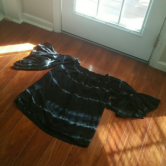Off the shoulder  blouse w elastic - Picture 1 of 1
