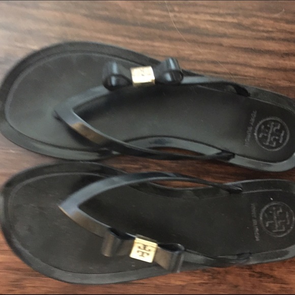 Tory burch black jelly flip flop with gold bow sz7