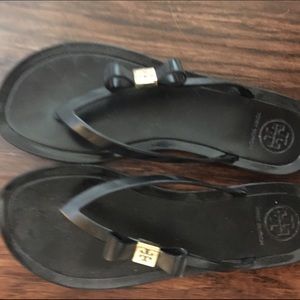 Tory burch black jelly flip flop with gold bow sz7