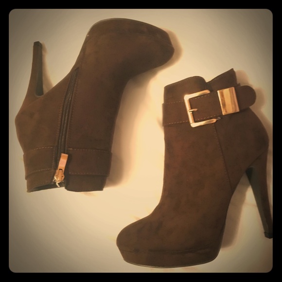 ✨ Brown Suede Booties w/ Gold Buckle ✨