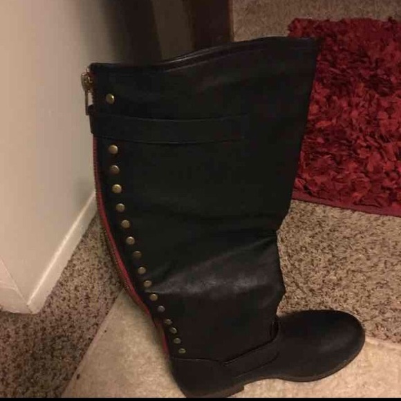 **SOLD** wide calf boots in size 7.5 but fits a 8 - Picture 2 of 2