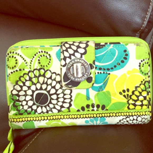 Vera Bradley spacious wallet🌼