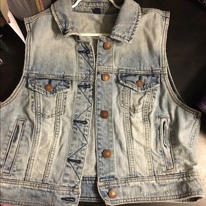 American Eagle sleeveless vest