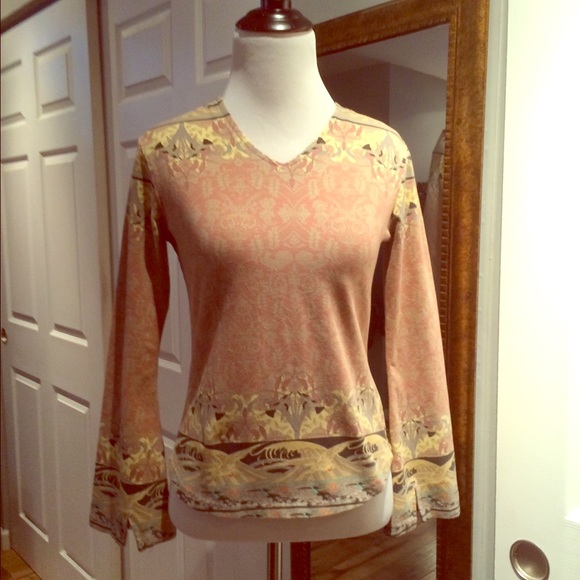 Beautiful top. - Picture 1 of 4