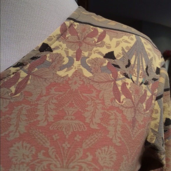 Beautiful top. - Picture 3 of 4