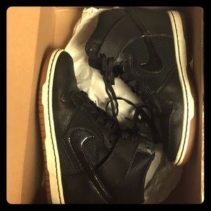 Women's dunk sky hi mesh shoes in black.