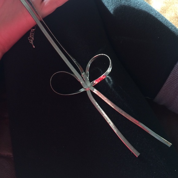 Bow Neclace - Picture 2 of 2