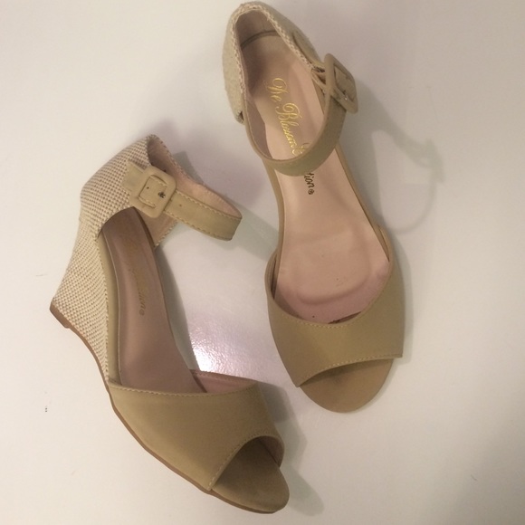 Shoes - Tan wedges
