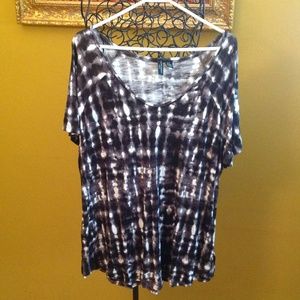 Black and white short sleeved shirt -size 2x