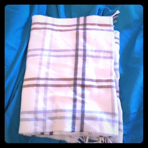 Super cute scarf- Burberry esc