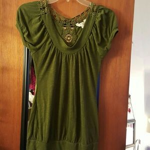 PRETTY GREEN TOP