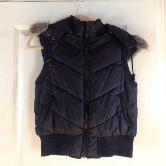Navy puffer vest w/faux fur hood