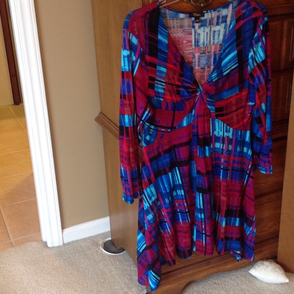 Angled bottom on pretty print stretchy top!