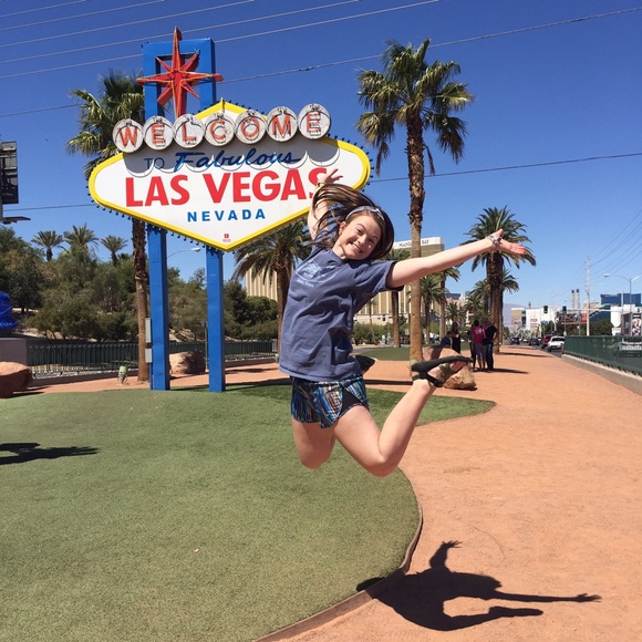 MEET YOUR POSHER - Picture 4 of 4