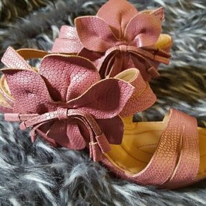 Born crown flower sandal