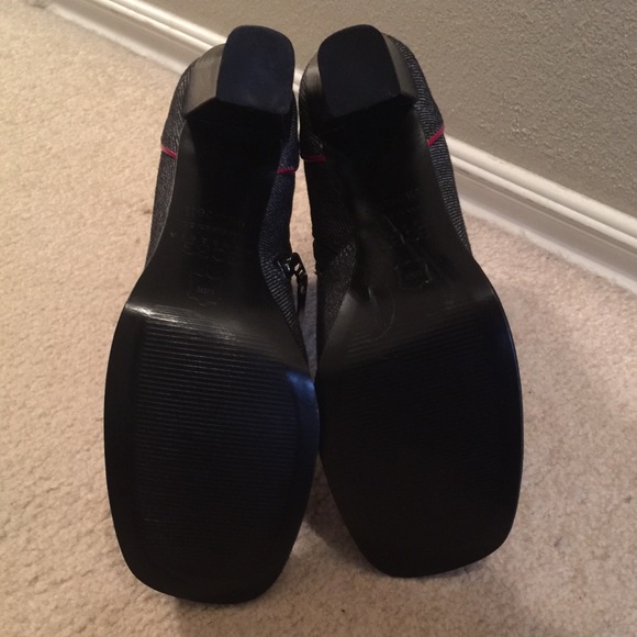 BCBG Ankle Boots, NWOT, 6.5 - Picture 3 of 4