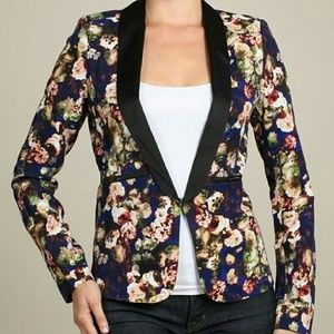 Beautiful top that can Match everything.