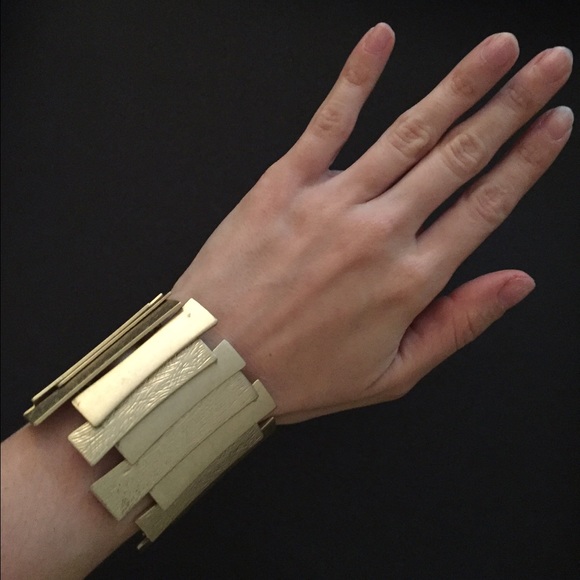✨SOLD!!✨Stretchy gold Lia Sophia bracelet✨SOLD!!✨