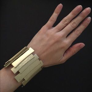✨SOLD!!✨Stretchy gold Lia Sophia bracelet✨SOLD!!✨