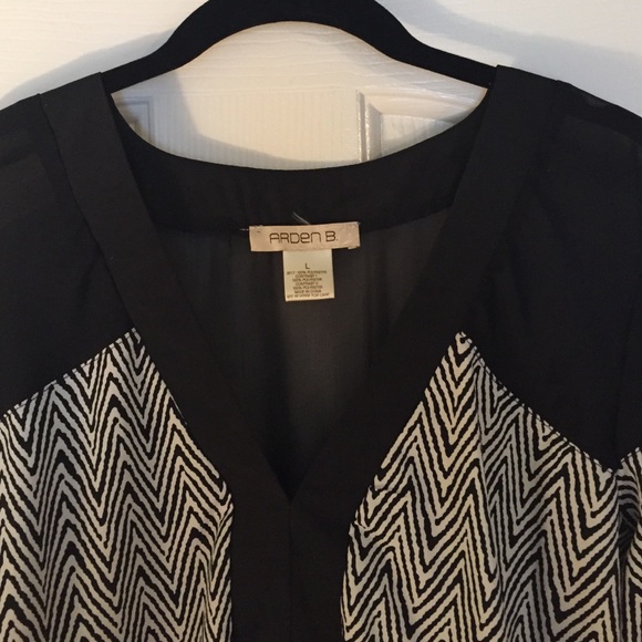 Nice blouse. Worn once. - Picture 3 of 3