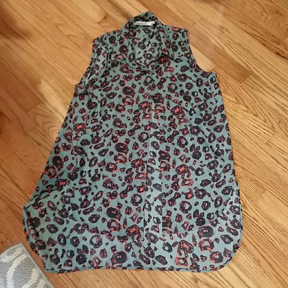Stylish button down blouse - Picture 2 of 4