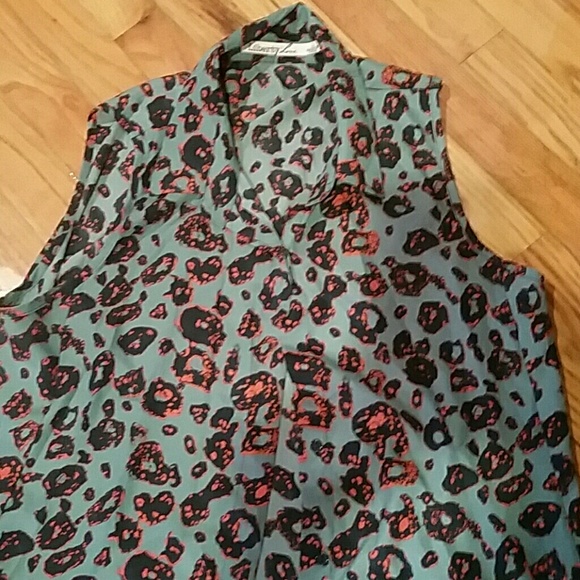 Stylish button down blouse - Picture 3 of 4