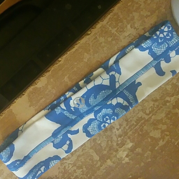 Lululemon Laceoflage headband