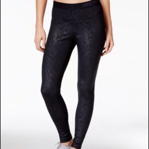 Nike Pro Dri-Fit Embossed Heights Vixen Leggings