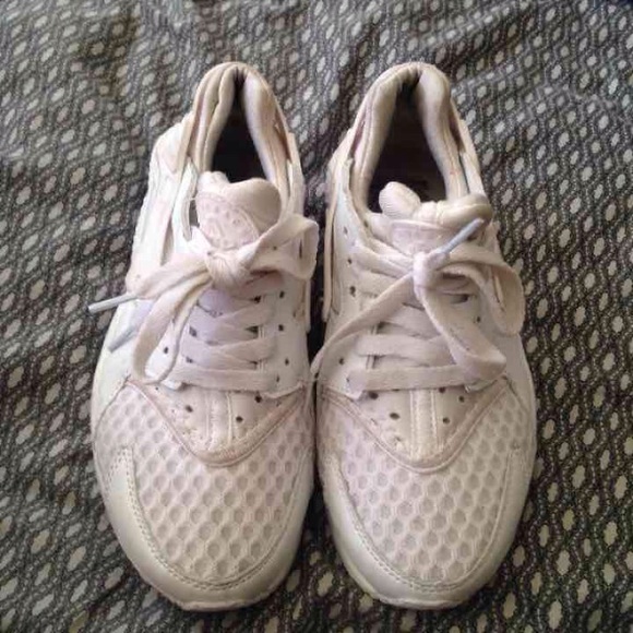 All white Nike Hurraches
