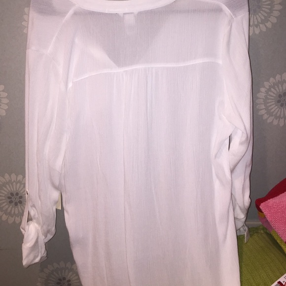 ✨Sold✨White button down - Picture 3 of 4